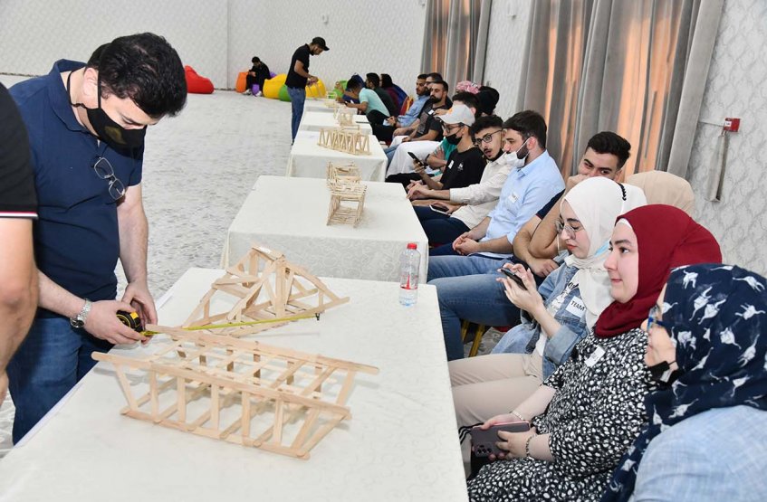 منافسة بناء الجسر لطلبة الهندسة 