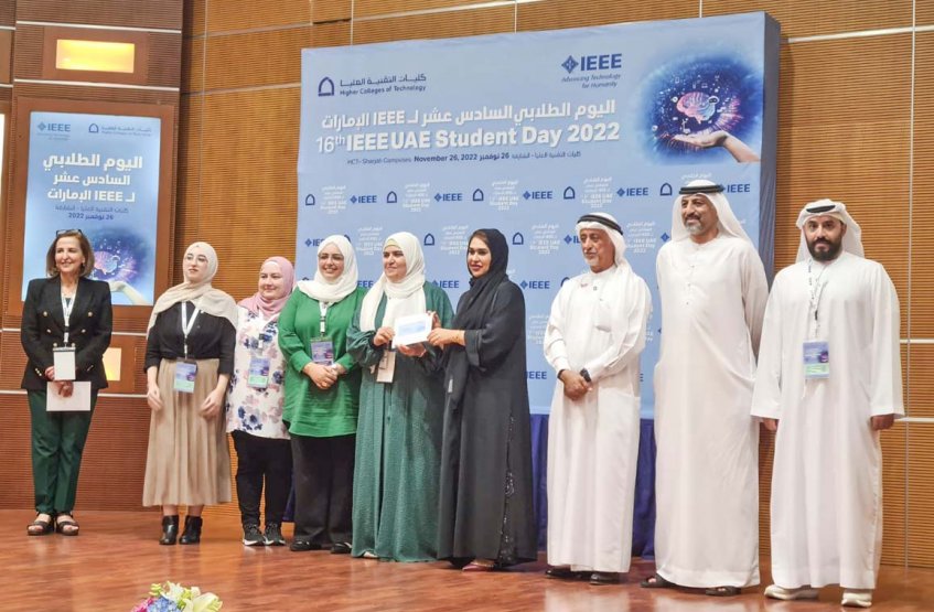 الطلبة الفائزين في مسابقة IEEE